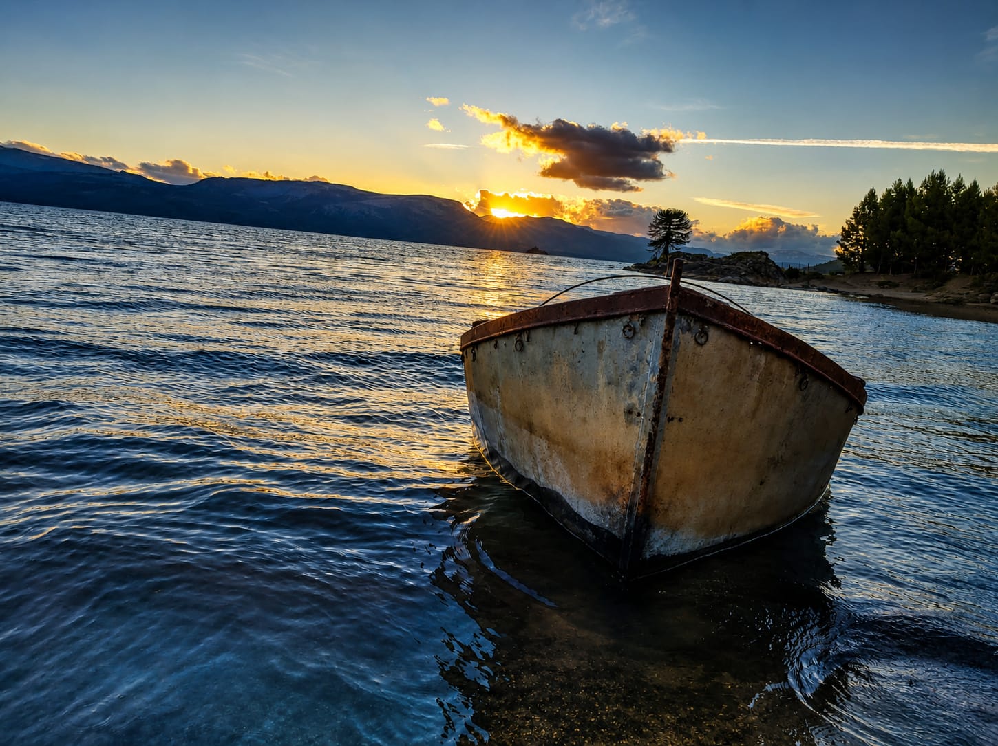 Atardecer sobre el lago con una embarcación de BITÁCORA SUR